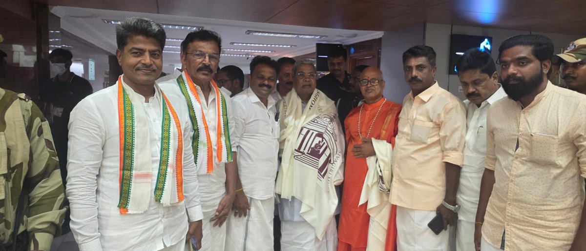 Anjan94150697's tweet photo. #BREAKING: CM Siddaramaiah arrived in the Kerala capital to participate in the 93rd #Sivagiri Pilgrimage at #Varkala, paying tribute to the enduring legacy of Sree #NarayanaGuru, the revered social reformer who dedicated his life to #dismantling #caste #hierarchies and promoting equality.
📌 The Chief Minister was accorded a warm welcome by #Brahmasree #Jnanatheertha Swamiji and devotees at the sacred Sivagiri Mutt.