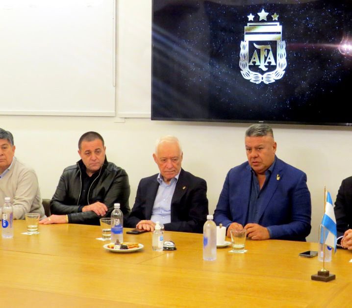 El complejo ecosistema de escándalos en la AFA sigue disparando perdigones hacia más personas. Ayer le cayó un piano en la cabeza a Javier Faroni, mientras sus padrinos ponen las barbas en remojo. Pero ojo que la justicia apunta ahora contra Víctor Blanco, el ex presidente de