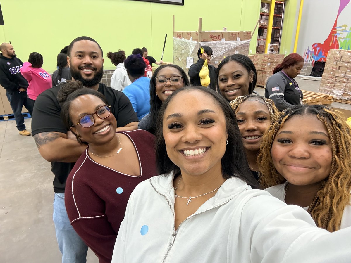ag132010's tweet photo. I such an amazing time volunteering at The Houston Food Bank with @NaomiWa2008 along with my older sister. I met so many new people and had a blast! Can’t wait to do this again! https://t.co/uCvsqvhkqW