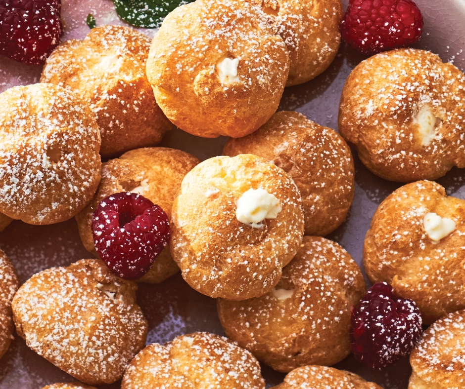 Simplifiez vos préparatifs pour le réveillon du Nouvel An avec des mini-desserts au goût de tous.

Nos Mini-éclairs et Mini-choux à la crème sont délicieux et prêts en un rien de temps. Simplement décongeler et servir. 🎊 > ow.ly/6FIN50XQtxb