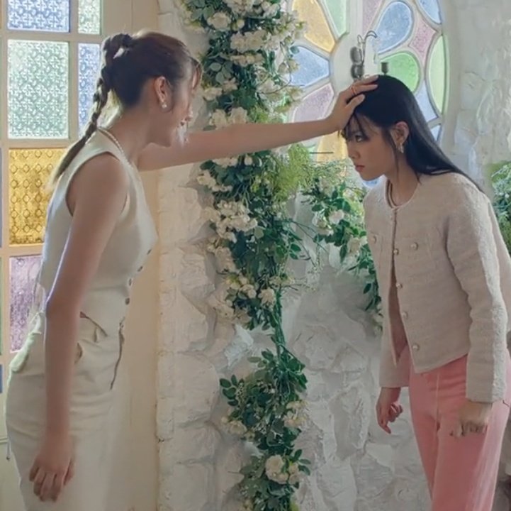 gayvergrons's tweet photo. this had me laughing HAJSHAJAJ like this is exactly what u should do to smol people😭😆

#QueendomTheSeries https://t.co/EEczYGBqP6