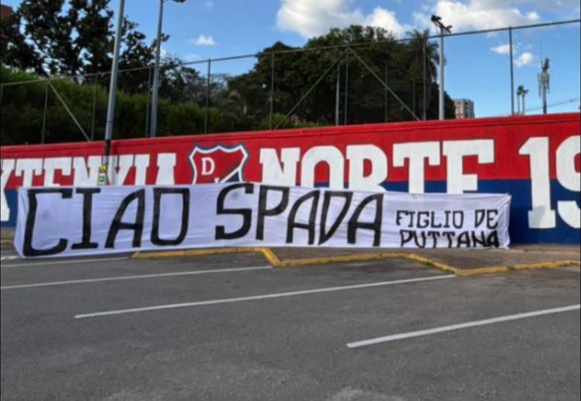 La barra representativa del DIM: REXIXTENXIA NORTE 1998 hace público un trapo director para Federico Spada, Italiano director deportivo del club, cuestionado por sus negocios, con jugadores de su amaño y su agencia de representación de jugadores.  

Adiós Spada, hijo de puta.