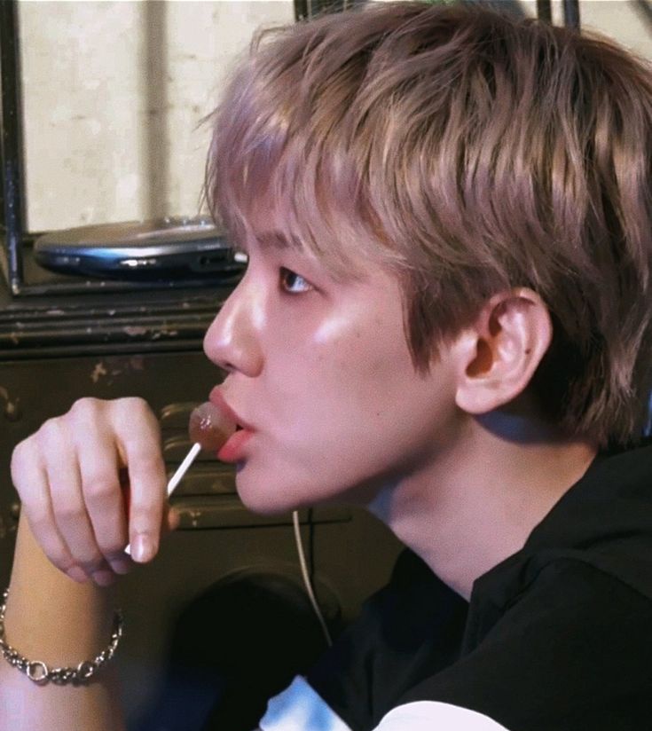 galeyleoo's tweet image. #chanbaek short au
—Short n Spicy—

Laundry room tengah malam gak pernah ada di rencana Senan, apalagi ketemu cowok sleeveless bertato yang berdiri santai di depan mesin cuci, sampai beberapa detik dia baru sadar kalau itu ternyata Keiran, si pendek nerdy anak psiko di kampusnya.