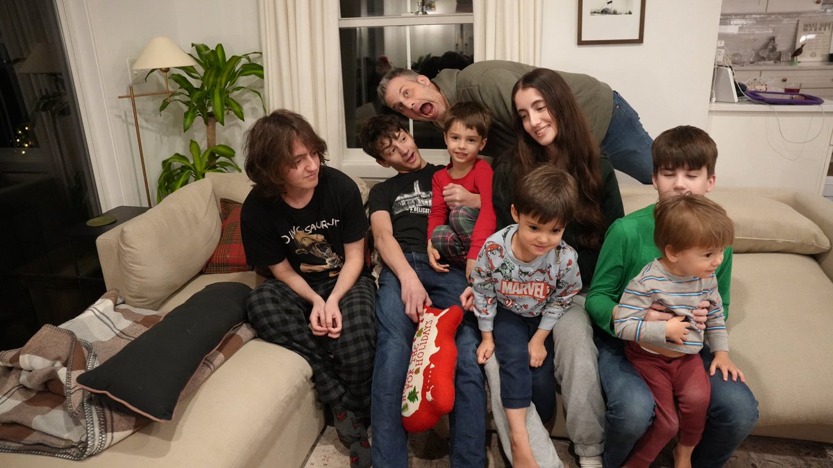 The_AlexHidalgo's tweet image. Cousin Love and Uncle Photo Bombs! #familytime #christmastime #familychristmas #holidayfun #familyfun @baggins_bow