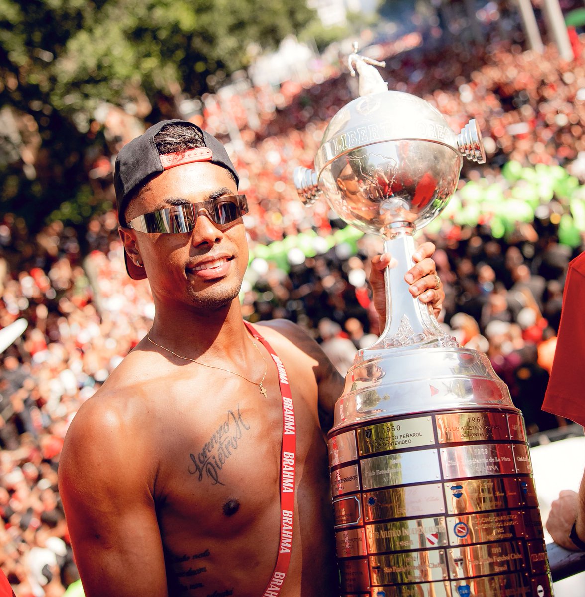 martinFLA81's tweet photo. Bruno Henrique completa 35 anos hoje.

Uma das temporadas mais intensas e emocionantes que já vi um jogador do Flamengo viver.

Fantasma do STJD praticamente o ano inteiro, inocentado (para desespero dos rivais), atropelou o Botafogo na Supercopa e o Vasco nas semifinais do Carioca, virada histórica contra o Chelsea, gols importantes na reta final do Brasileiro e no mata-mata da Libertadores, completou as marcas de +300 jogos e +100 gols pelo clube…

A idade já não permite mais o rendimento de antes, principalmente depois da grave lesão no joelho, mas continua sendo importante, do jeito dele de ser. Alguns diziam que estava “acabado”, mas que Deus perdoe essas pessoas ruins.

Já passamos por tanta coisa juntos e eu continuo acreditando até o final quando Bruno Henrique está lá. Não se abre mão, nunca.

O melhor amigo dele no Flamengo é o Flamengo. Urubu Henrique, ídolo eterno.

2019, 20, 21, 22, 23, 24, 25, 26…

Obrigado por mais um ano, @Brunohenrique!