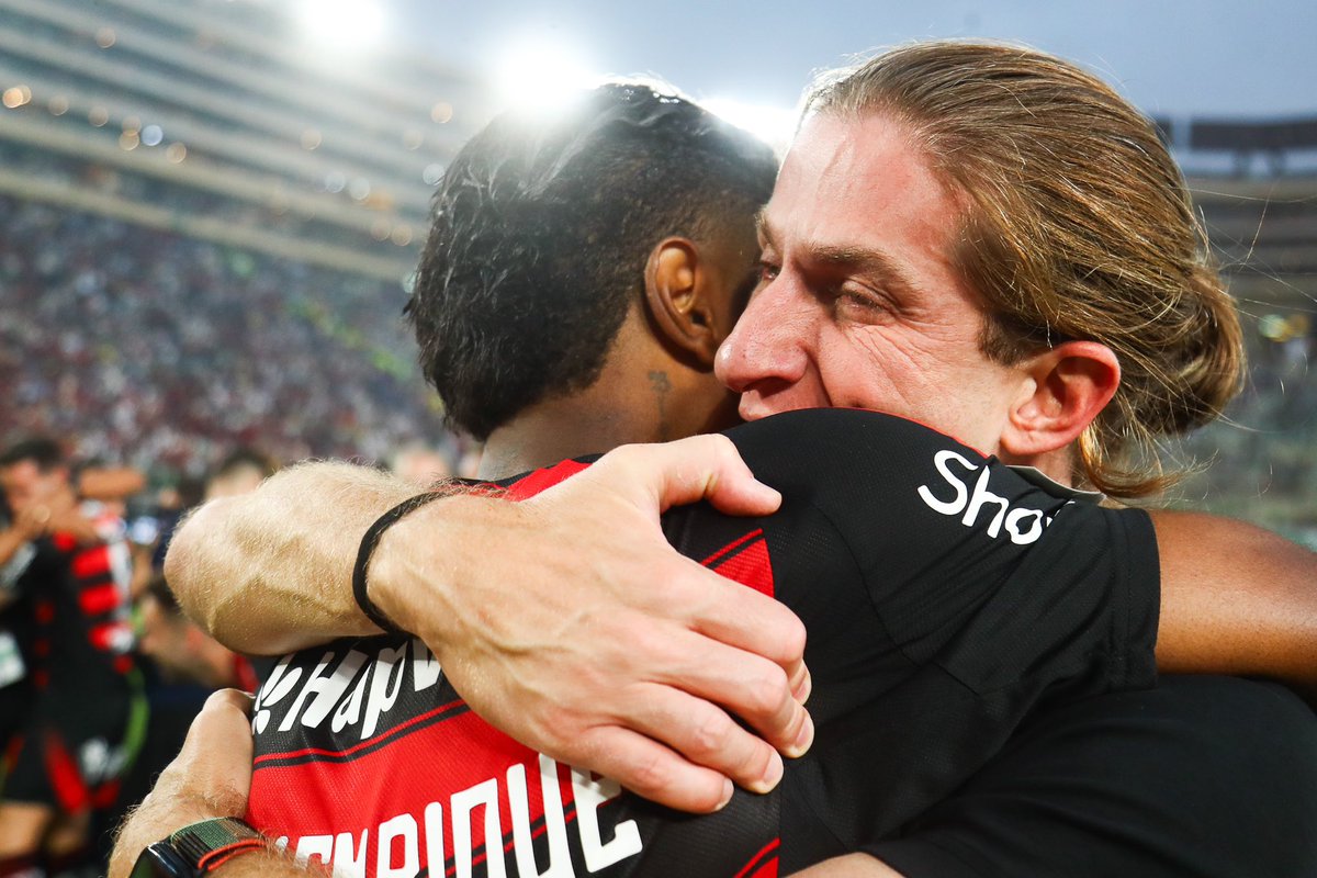martinFLA81's tweet photo. Bruno Henrique completa 35 anos hoje.

Uma das temporadas mais intensas e emocionantes que já vi um jogador do Flamengo viver.

Fantasma do STJD praticamente o ano inteiro, inocentado (para desespero dos rivais), atropelou o Botafogo na Supercopa e o Vasco nas semifinais do Carioca, virada histórica contra o Chelsea, gols importantes na reta final do Brasileiro e no mata-mata da Libertadores, completou as marcas de +300 jogos e +100 gols pelo clube…

A idade já não permite mais o rendimento de antes, principalmente depois da grave lesão no joelho, mas continua sendo importante, do jeito dele de ser. Alguns diziam que estava “acabado”, mas que Deus perdoe essas pessoas ruins.

Já passamos por tanta coisa juntos e eu continuo acreditando até o final quando Bruno Henrique está lá. Não se abre mão, nunca.

O melhor amigo dele no Flamengo é o Flamengo. Urubu Henrique, ídolo eterno.

2019, 20, 21, 22, 23, 24, 25, 26…

Obrigado por mais um ano, @Brunohenrique!