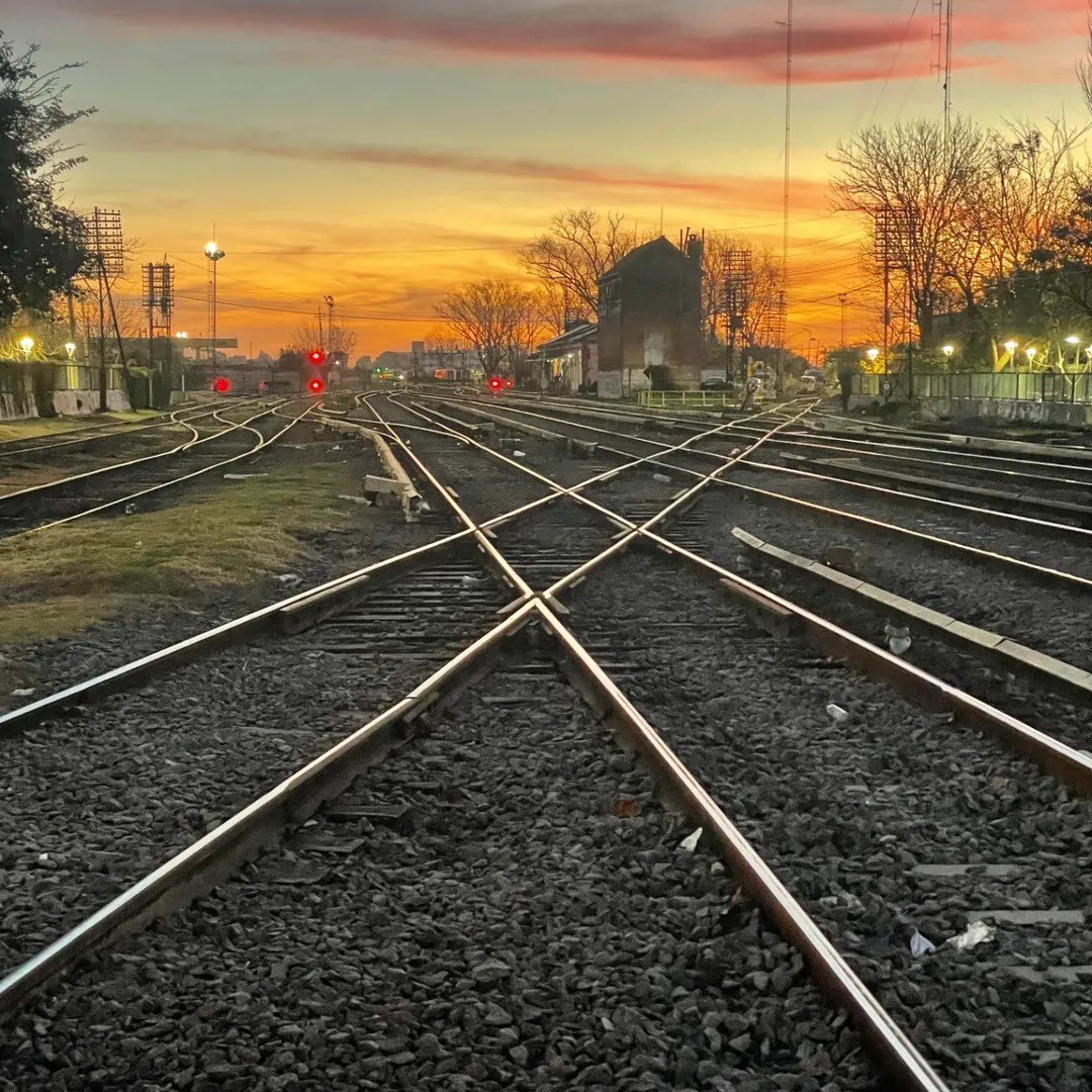 En cada nota construimos, desde el trabajo en conjunto, historias que merecen ser contadas.
Terminamos 2025 sabiendo que nada se hace en soledad y que lo que viene se piensa mejor cuando es colectivo.
Seguimos, con más ganas de contar lo que pasa acá.
📸 <a href="/walkingconurban/">The Walking Conurban</a>