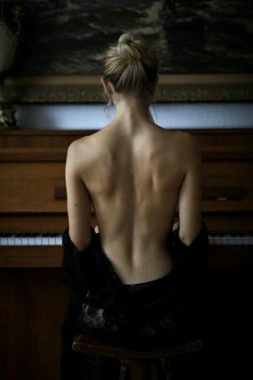 Siéntate a mi lado al borde de la vida escucha el silencio sin el cansancio algunas palabras .
Mariangela Ruggiu