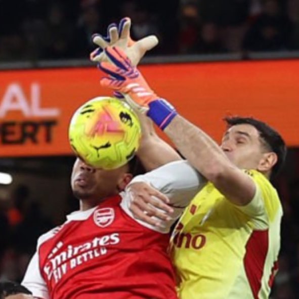 AVFC_Hay's tweet image. Elbow in the keeper's arm stopping him getting the ball isn't a foul?