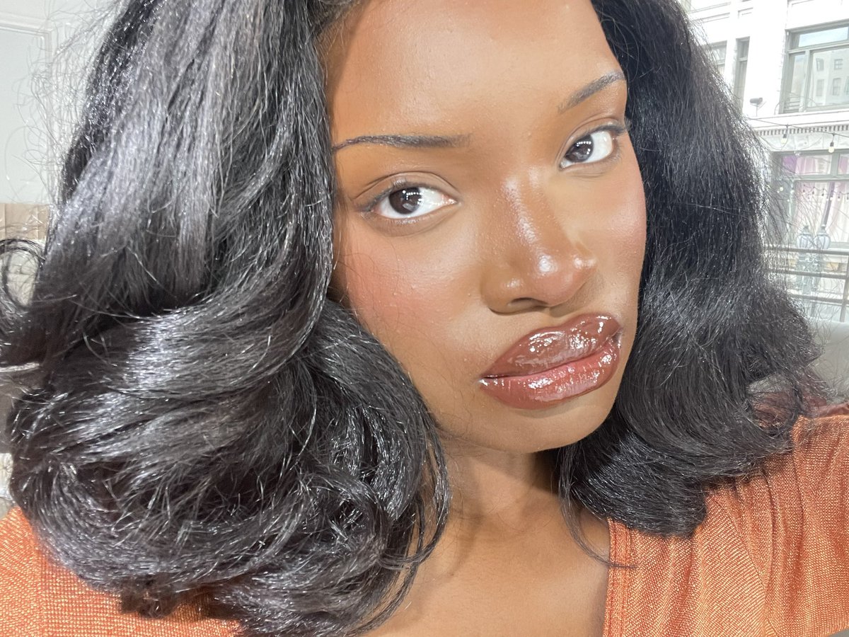 isabelleikpeme's tweet image. lippie carried today 💋