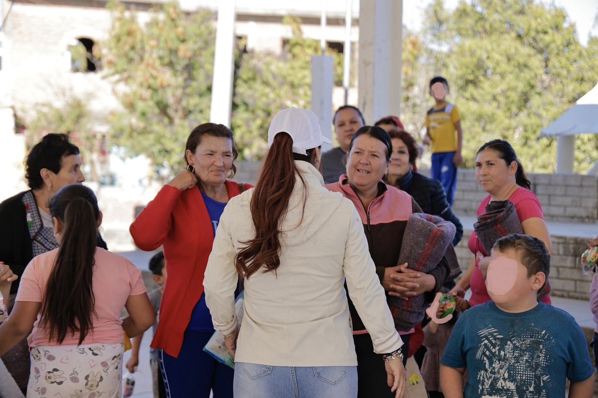 Sandra12Amaya's tweet photo. 😍🙌🏻 ¡A unas horas de cerrar el 2025, seguimos en territorio! 

En #ConetodeComonfort caminamos sus comunidades con el compromiso intacto:
escuchar las necesidades de la gente, atender, gestionar y resolver, porque el trabajo no se detiene mientras haya algo por hacer.

Este cierre de año nos encuentra cerca de las familias, dando resultados, acompañando y recordando que el servicio público se honra estando presentes. ¡También llevamos alegría a las niñas y los niños! 
#SeguirAvanzando