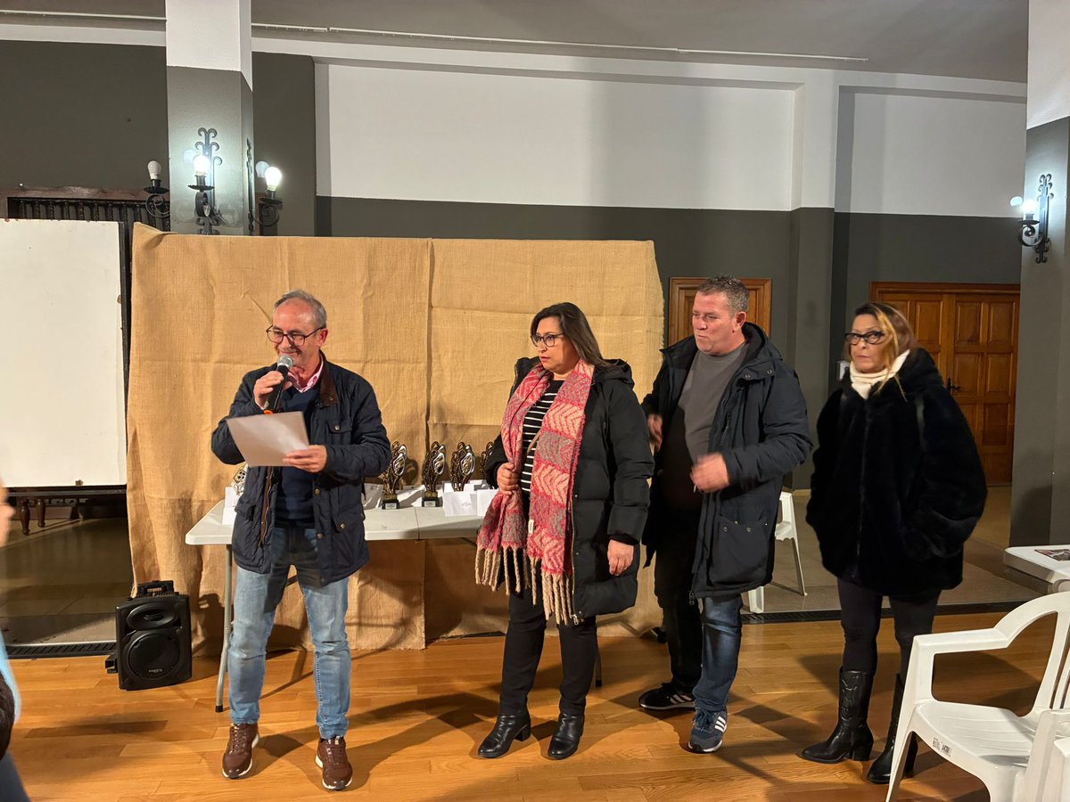 Los concejales del G.M.Socialista participan en la entrega de trofeos del V Torneo de Navidad de Ajedrez.

Sentimos y comprendemos la sensación de abandono sufrida por l@s participantes, y agradecemos a Juan Carlos Sánchez el esfuerzo realizado para que todo saliera bien.