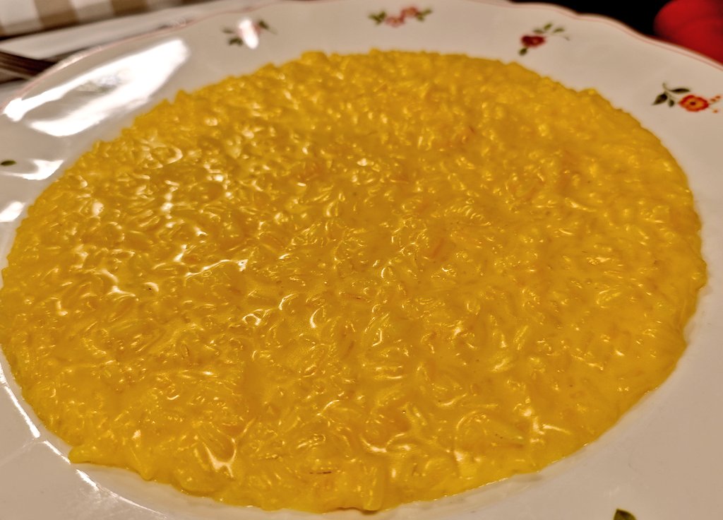 socdevida's tweet image. Soc a Milà. Per sopar m’he fotut un risotto alla milanese, una cotoletta di vitello alla milanese i un cheesecake al cioccolato. Tot com Déu mana.
Trattoria Madonnina. Cosa vuoi di più?
