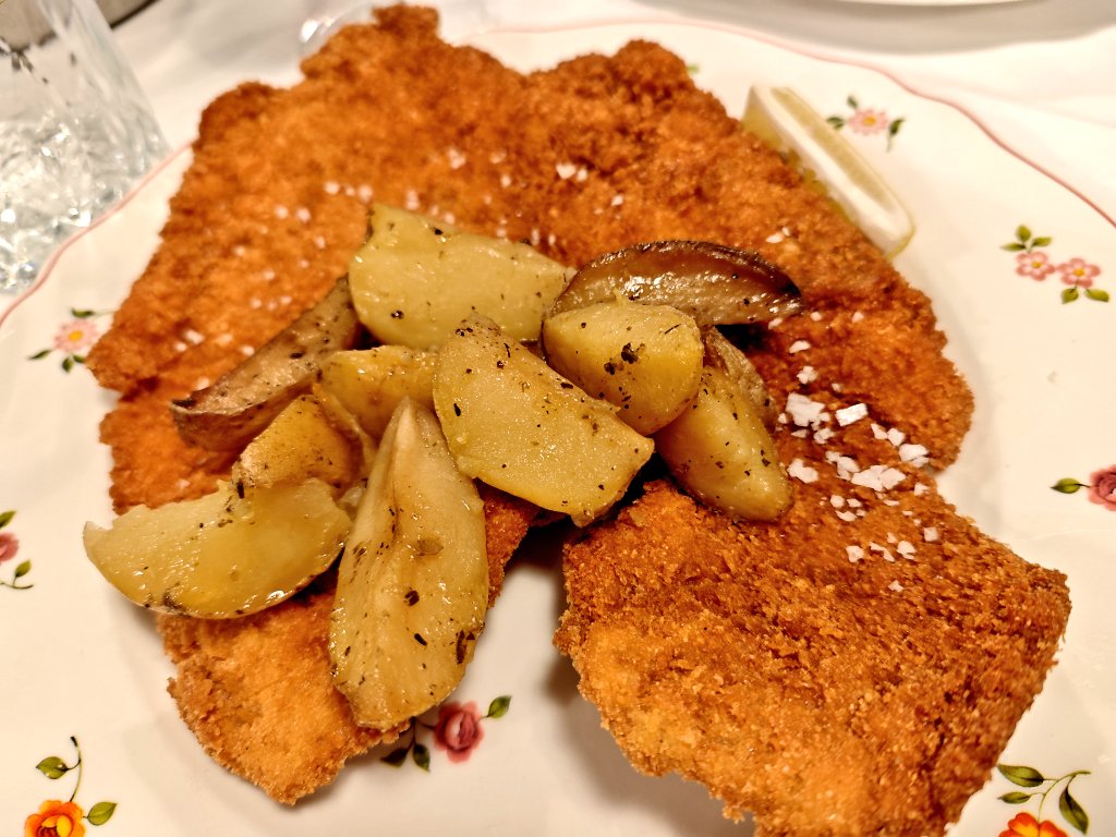 socdevida's tweet image. Soc a Milà. Per sopar m’he fotut un risotto alla milanese, una cotoletta di vitello alla milanese i un cheesecake al cioccolato. Tot com Déu mana.
Trattoria Madonnina. Cosa vuoi di più?