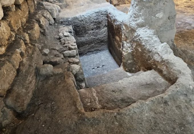 VividProwess's tweet image. BREAKING: A 2,000-year-old Jewish purification bath was discovered beneath the Western Wall in Jerusalem.

(it's called a Mikveh in Hebrew)

Another proof that Jews have been living in Israel for thousands of years and are the indigenous people of this land.
