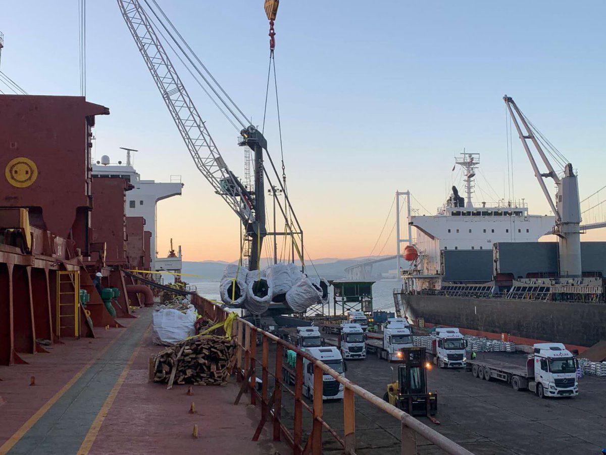 EPC_Shipping's tweet image. ⚙️ Wire rods unloading underway — handled safely and efficiently from hold to shore by EPC Global Shipping. ⚓

📧 biz@epc-global.net | 📱 +86-13671974039
🌐 epc-global.net
#Breakbulk #WireRods #CargoHandling #EPCGlobal #MaritimeLogistics #SafeShipping