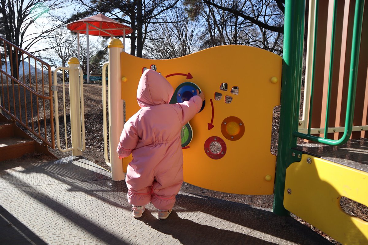 cancoco2020's tweet photo. ウン年ぶりに雪窓公園行ったら、すごく立派な遊具ができていた…！1歳児も真剣に遊んでた。
御代田に来ると必ず行く場所になりそうな予感😊 https://t.co/1Cg91Akmvb