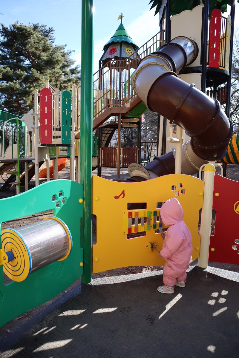 cancoco2020's tweet photo. ウン年ぶりに雪窓公園行ったら、すごく立派な遊具ができていた…！1歳児も真剣に遊んでた。
御代田に来ると必ず行く場所になりそうな予感😊 https://t.co/1Cg91Akmvb