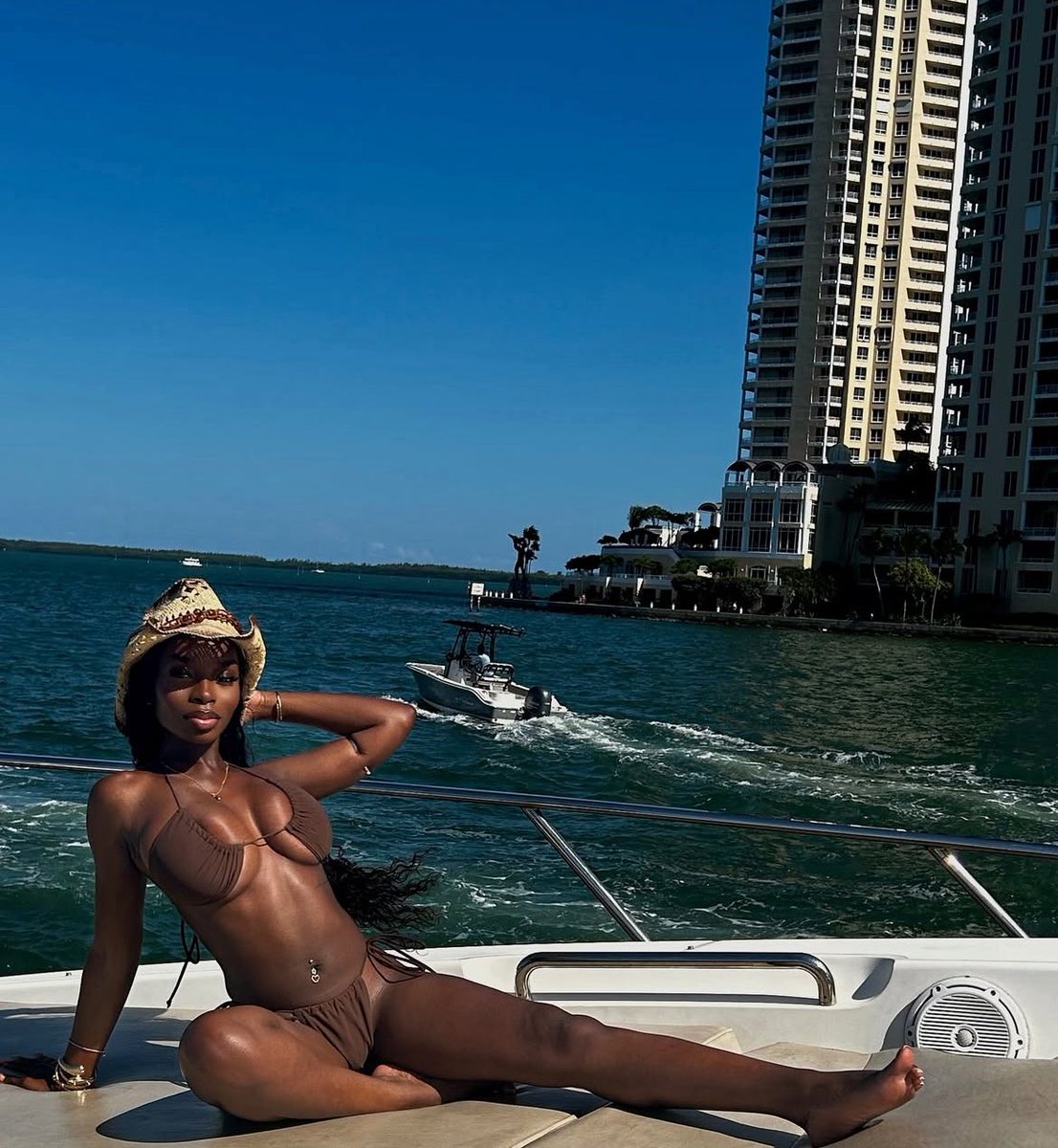 psavannahhh's tweet image. The streets yearn for vacaylandria