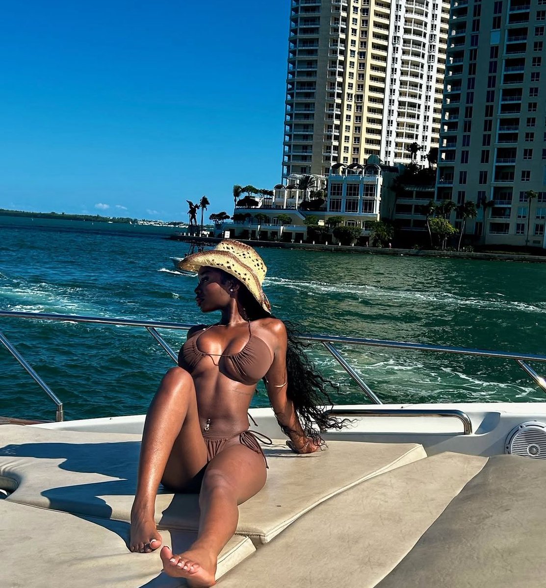 psavannahhh's tweet image. The streets yearn for vacaylandria