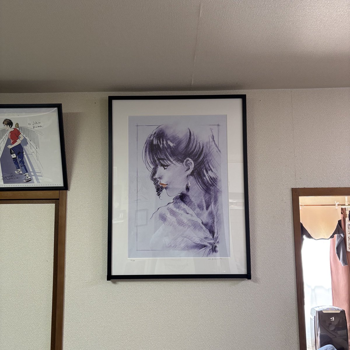 jikuvan's tweet photo. 先日購入した美樹本先生のメタルキャンバスアートを飾りました。
かなり重いので、吊りに加えて下も支える仕様に。
めっちゃ良い感じに出来ました♪
ここに飾ってたすずさんのポスターは別の場所に移動して、そこに飾ってたのはこれまた別の場所へ…
うん、どうしようか…
#macross
#マクロス
#gaat https://t.co/lepJddmGQb