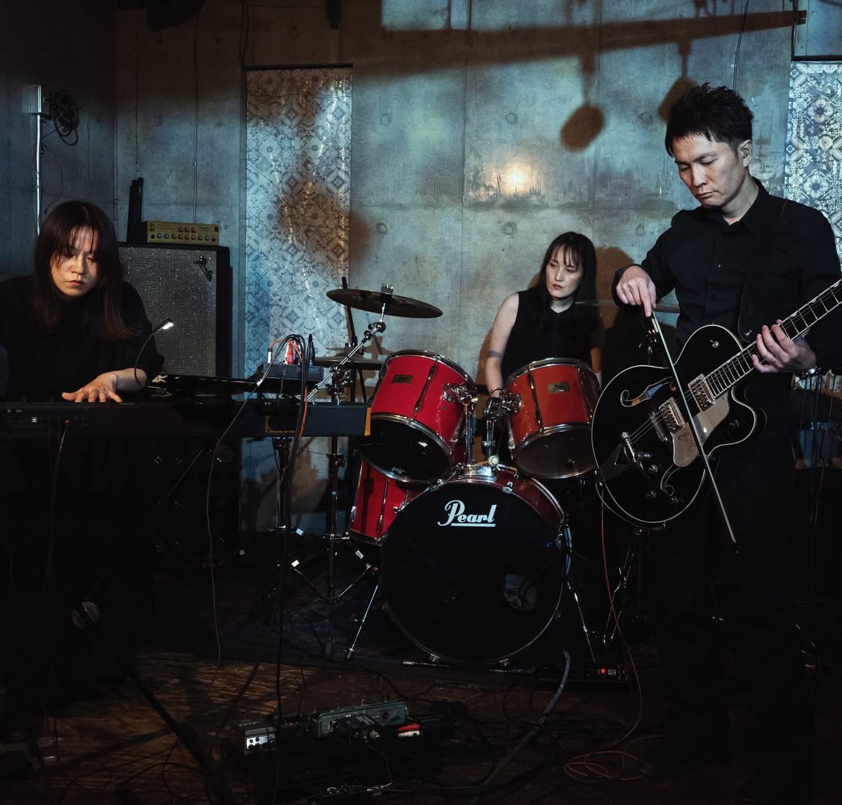 inyou_official's tweet image. 2025年、inyouは新たな方法で楽曲制作に挑み、 10年ぶりに皆様の前に立つことができました。
出会いと再会、いただいた言葉と想いが前へ進む力となりました。
inyouへ心を寄せてくださりありがとうございました。
次の音を携え、またお会いできる日を楽しみにしています。
Photos by Miz #inyou #tehom