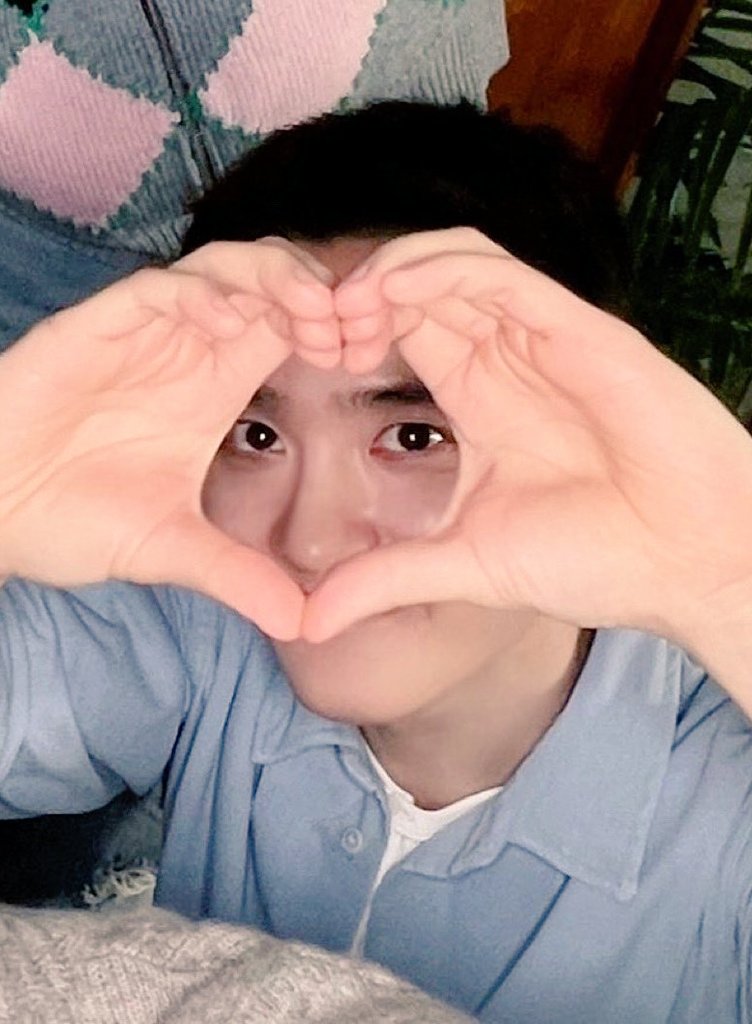 merumo4521's tweet image. 2025年ラスト１日🔥

今年も毎日激重ギョンス🐧愛💕を叫びつつ、生ギョンス🐧を拝む事も出来たし、たくさんのドペンちゃん達にも会う事が出来た365日推し活三昧の1年でした✨

とにかく「健康第一」「元気が一番」

来年もギョンス🐧共々よろしくお願いします🙇

ヨロブン。
良いお年を✨🤗