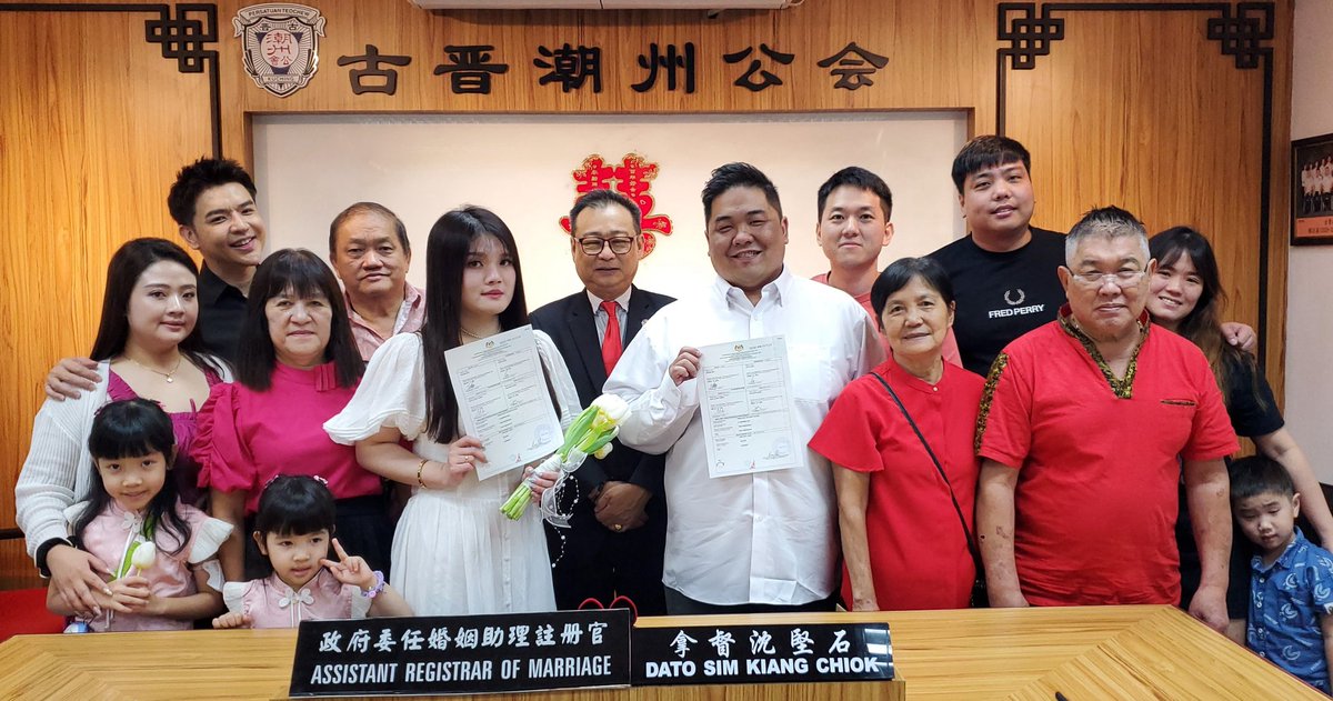 恭喜❤️❤️恭喜❤️❤️ 
Congratulations to Mr Sim Wei Kiet and Ms Lee Hui Gek on their registration of marriage at Persatuan Teochew Kuching 
Wishing the couple a happy matrimony and best of luck.
恭喜❤️❤️恭喜❤️❤️