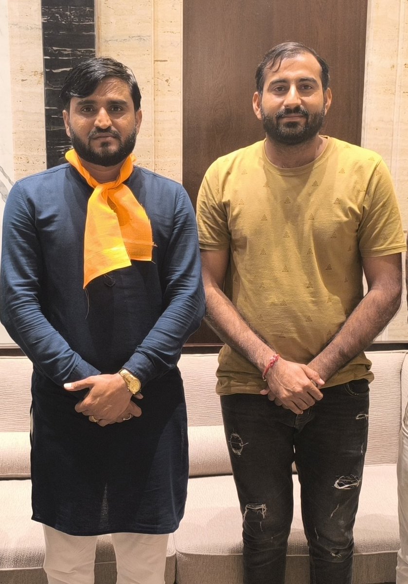 Sandipram_'s tweet photo. જેમના કારણે આજે મને સમગ્ર ગુજરાતમાં એક મજબૂત ઓળખ મળી છે તેમજ મારા જીવનનો સૌથી મજબૂત આધાર જેમને મને જીવનમાં દરેક ક્ષેત્રમાં સૌથી ખરાબ પરિસ્થિતિ માં પણ મજબૂત રિતે ઉભું થવાનું શીખવાડ્યું મારા ગુરુ સમાન મોટાભાઈ @PravinRam_ ને એમના જન્મદિન પર અનેક શુભકામનાઓ!!! 💐🎂 https://t.co/BzG8p3ANos