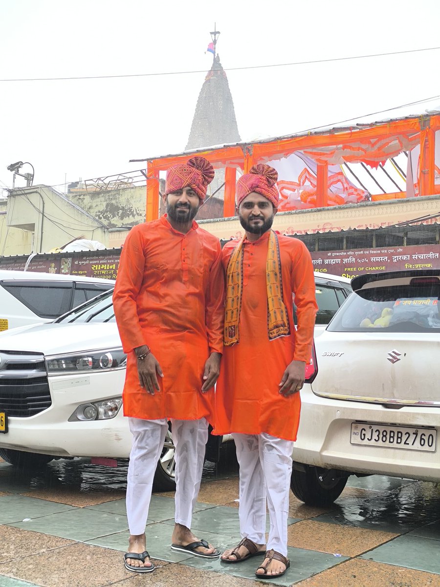 Sandipram_'s tweet photo. જેમના કારણે આજે મને સમગ્ર ગુજરાતમાં એક મજબૂત ઓળખ મળી છે તેમજ મારા જીવનનો સૌથી મજબૂત આધાર જેમને મને જીવનમાં દરેક ક્ષેત્રમાં સૌથી ખરાબ પરિસ્થિતિ માં પણ મજબૂત રિતે ઉભું થવાનું શીખવાડ્યું મારા ગુરુ સમાન મોટાભાઈ @PravinRam_ ને એમના જન્મદિન પર અનેક શુભકામનાઓ!!! 💐🎂 https://t.co/BzG8p3ANos