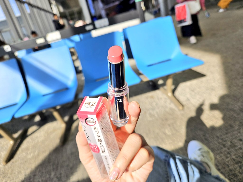 เพิ่งเห็นทวีตเลยแวะดูที่มัตสึโมโต้ที่สนามบิน เจอสีใกล้เคียงนมชมพูแบบในรูป ปาดไปทีนึง goshhh สีสวยละมุนไม่ตกร่อง ในราคา 480¥ ประมาณ 97บาท !!!