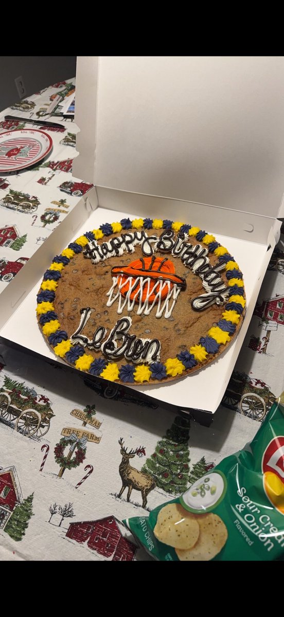 AddicusSapp's tweet photo. Little celebration for the goat #NotGlaze https://t.co/pr6pLL4Hlw
