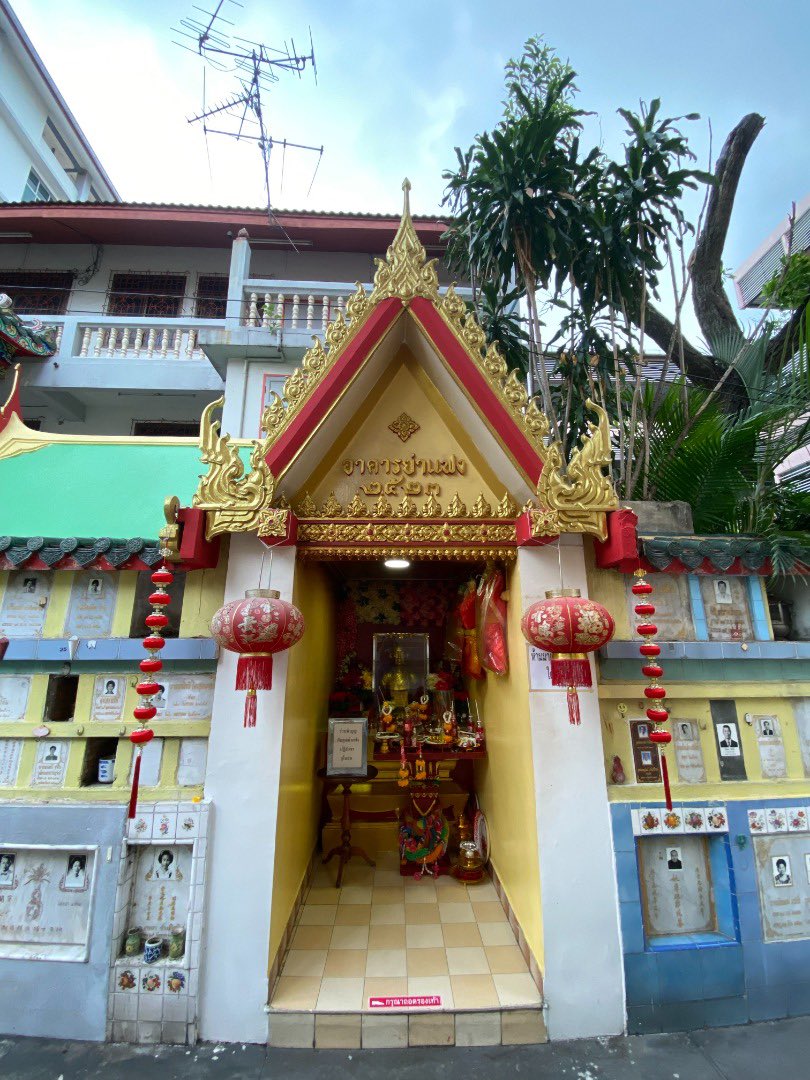 dejdanaisupa's tweet image. กะหรี่สร้างวัดนั้นมีอยู่

คือ ยายแฟง เจ้าของซ่องชั้นนำในสมัยรัชกาลที่ 3 ถึงเธอจะเป็นเจ้าของซ่อง แต่ก็มีใจในพุทธศาสนา สมัยนั้นมีพระราชนิยมว่าใครสร้างวัดก็เป็นคนโปรด จึงรวมเงินกับเหล่านาง ๆ สร้างวัดขึ้น ภายหลังได้ชื่อว่า วัดคณิกาผล 

ยายแฟงจัดงานฉลองวัดใหญ่โต แต่ก็มีเรื่องเล่าอยู่