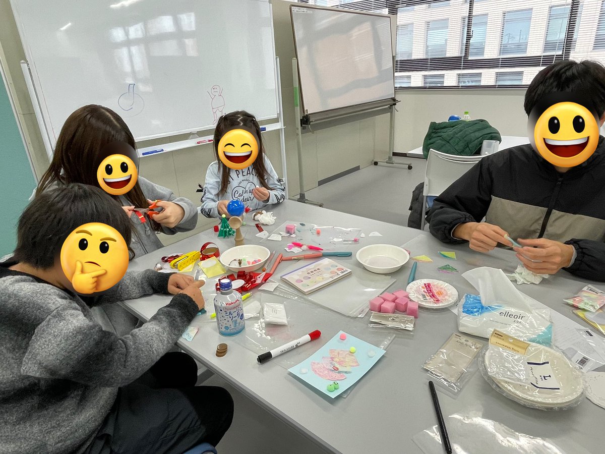 asunochi's tweet photo. 先日は座間教室クリスマス会を開催しました🎄
クリスマスカードづくりをしたりゲームであそんだりして賑やかな1日でした！
みなさまからご寄付いただいたお菓子を詰めたクリスマスプレゼントも渡すことができました。いつもあすのちを応援してくださりありがとうございます🎅🎁 https://t.co/3vFKql2Wmn