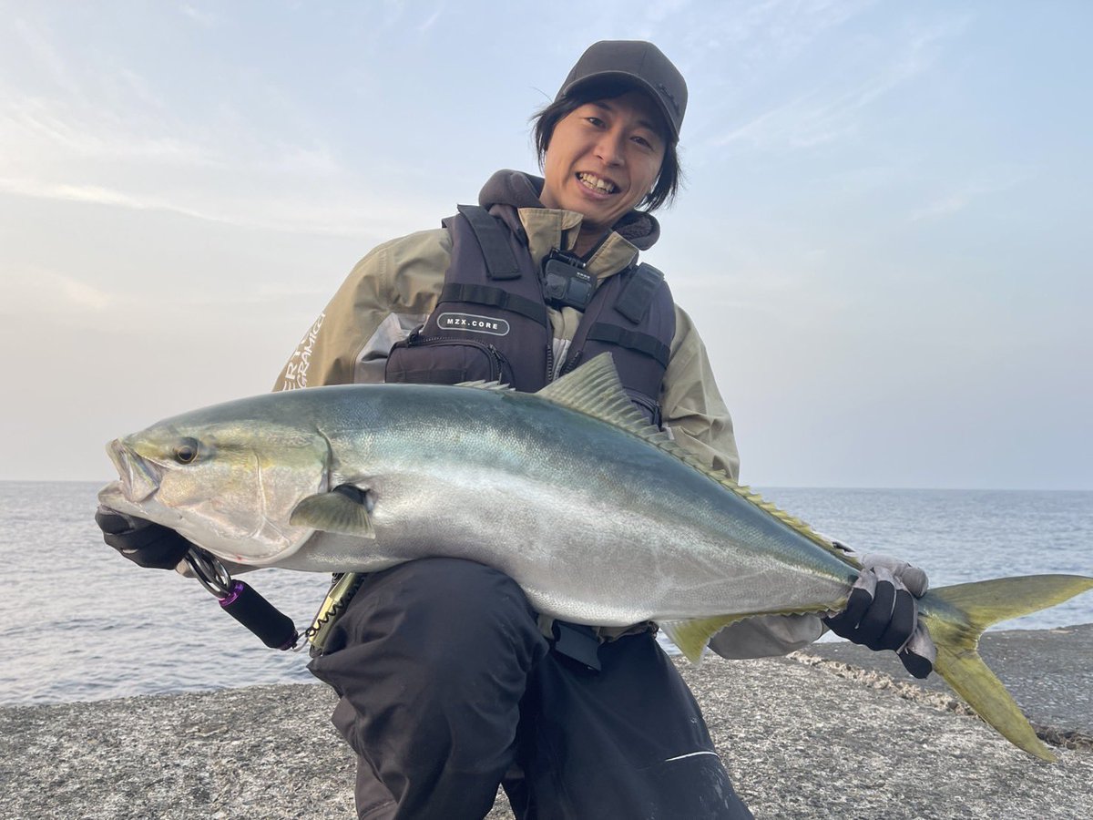 kem_fishing's tweet photo. #今年のベスト釣果を4枚で振り返る
今年は大型に恵まれた1年でした。
1つは彼女の釣果だけどランディングした時こっちが感極まってしまった1本。
2人で10kgオーバー3本という忘れられない1年になりました！
①ブリ95cm/9.4kg
②ヒラマサ140cm/20.5kg
③ヒラマサ122cm/15.2kg
④ヒラマサ110cm/10.5kg https://t.co/A8CCNjbRDV