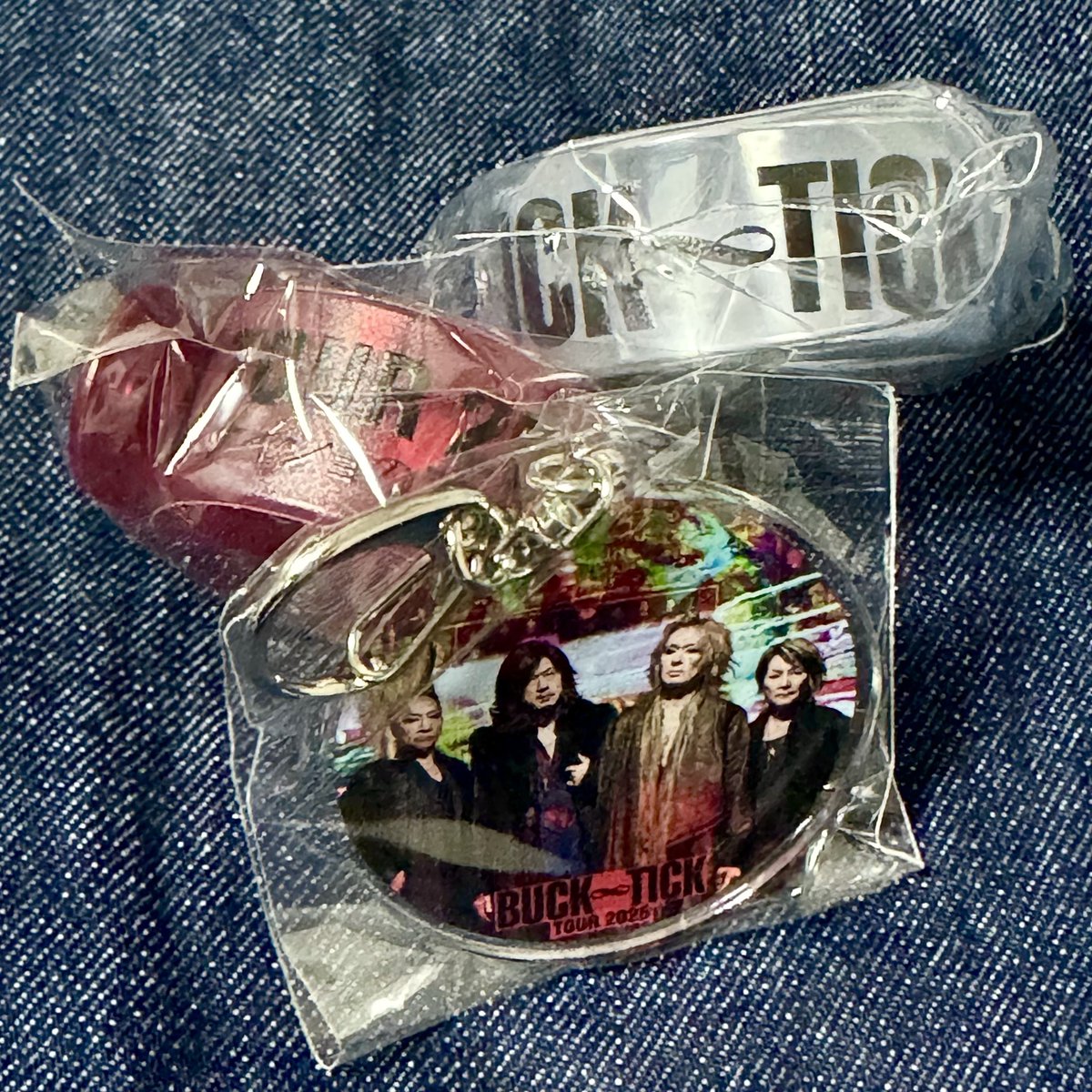 munico_touhu's tweet photo. 諦めきれないので改めて…BUCK-TICKガチャ交換or買い取り希望🙇🏻‍♀️

譲：リストバンド各1・メンバーキーホルダー

求：今井さん缶バッジ（還暦）・今井さんキーホルダー

難しいと思いますが…ダブり等あったらお声がけ下さい

※今井さんアクスタ（ランダム）増殖させたいので買い取りもお声がけ下さい🥺 https://t.co/zHioK17HNf