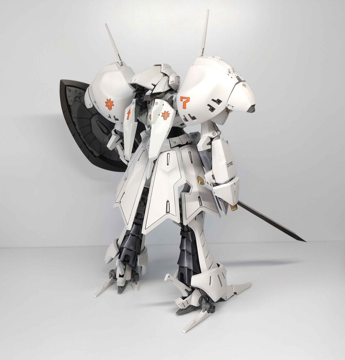 kuroba_yotsuha's tweet image. 1/144フルスクラッチ　ブラッドテンプル　完成しました
関節が可動するのでヴァイ・オ・ラに投げられるポーズもつけられます
#FSS_jp