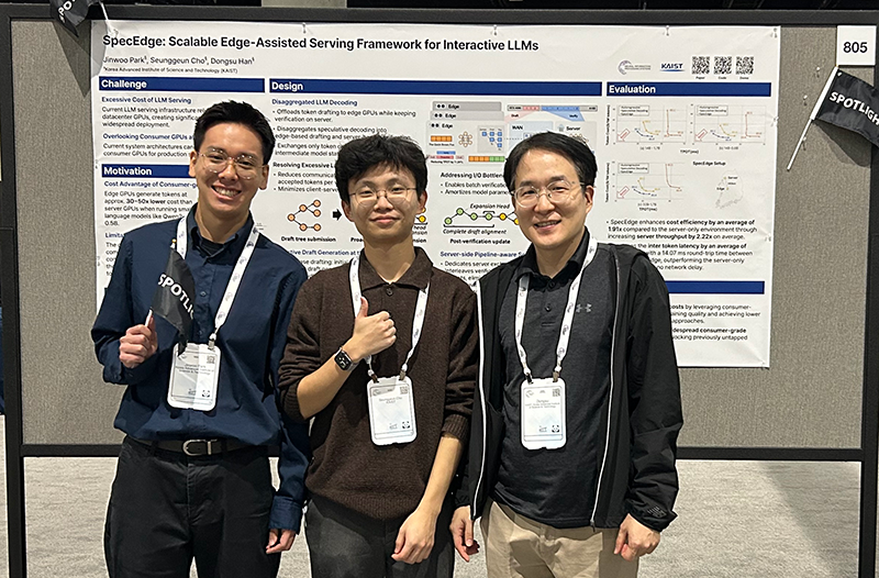 kaistpr's tweet image. 🚀 KAIST introduces SpecEdge
A new edge-assisted LLM serving framework that combines data center GPUs with everyday PCs &amp;amp; edge GPUs.
 Up to 67.6% lower cost per token
 2.2× higher server throughput
 Works over standard internet
 NeurIPS Spotlight (Top 3.2%)
#AI #EdgeComputing #