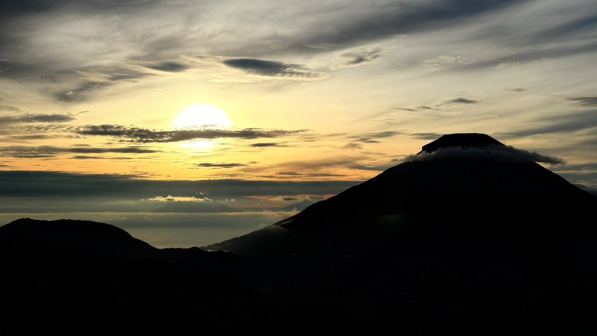 disillusioneth's tweet image. 2025’s last sunrise from the mountain :)
