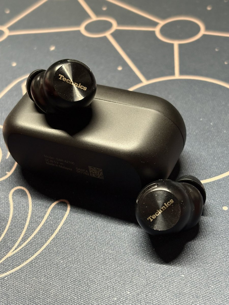 O2jQs5's tweet image. 2025ベストバイ
Technics EAH-AZ100

発売日に予約購入してから1年間、一瞬別のワイヤレスに浮気しつつも、毎日の通学で利用
最初はん？って感じだったノイキャンも今ではいい感じ
イヤピは長いことnf acous ms42を使っていたけど、現在はvictor  spiral dot pro sfを愛用中