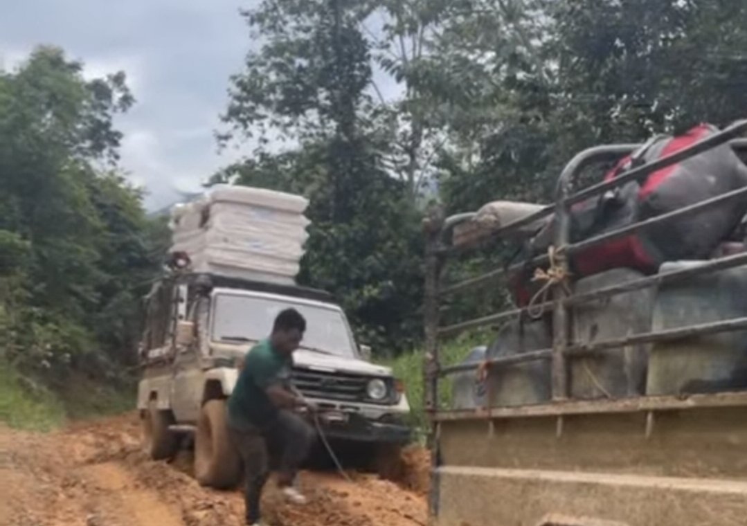 LawAndOrder100's tweet photo. Y con que cara van a pedir presupuesto para hacer carreteras????? #Gobierno
#Raices #Semilla #arevalo #Presupuesto #Carreteras #Trasportistas #Trasporte #Ruteros #autopistas #Corrupción #Coban #SanMarcos #Huehuetenango #RedVial #Amparo #CorteDeConstitucionalidad https://t.co/Q8Vqk8xA3S