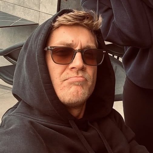 بموت نمت بالغلط و حلمت ب اردام 😩😩😩😫😫😫 جنون والله وكأني انا وياه متهاوشين وتصادفنا اكثر من مره