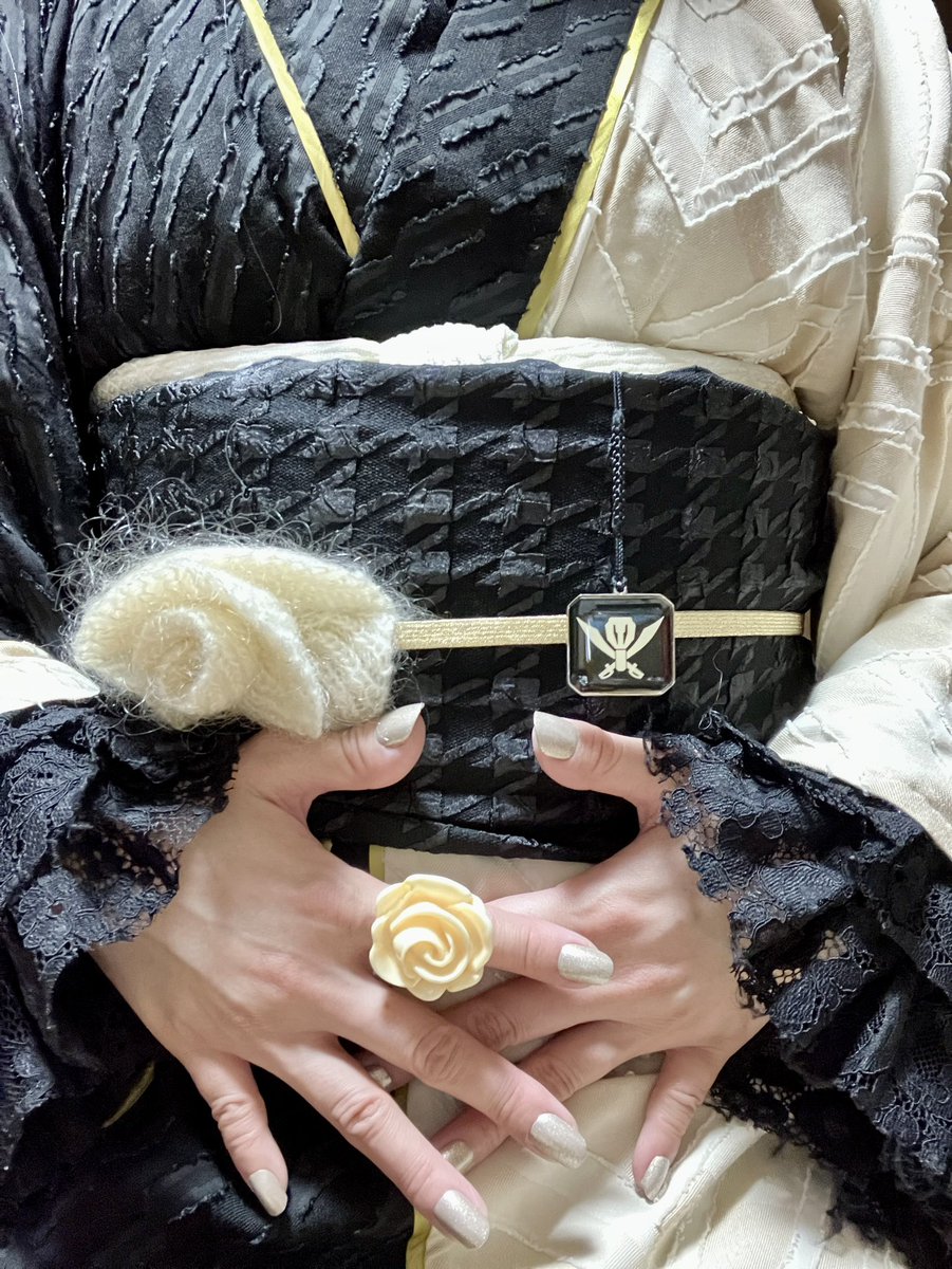 1031_meat_623's tweet photo. これは某展に行った時のコーデ
今回は着たい長着を中心に白黒金で纏めました
推し集団の根付が意図せずコーデと合ってて良かったなと https://t.co/jQmdOC7wfo