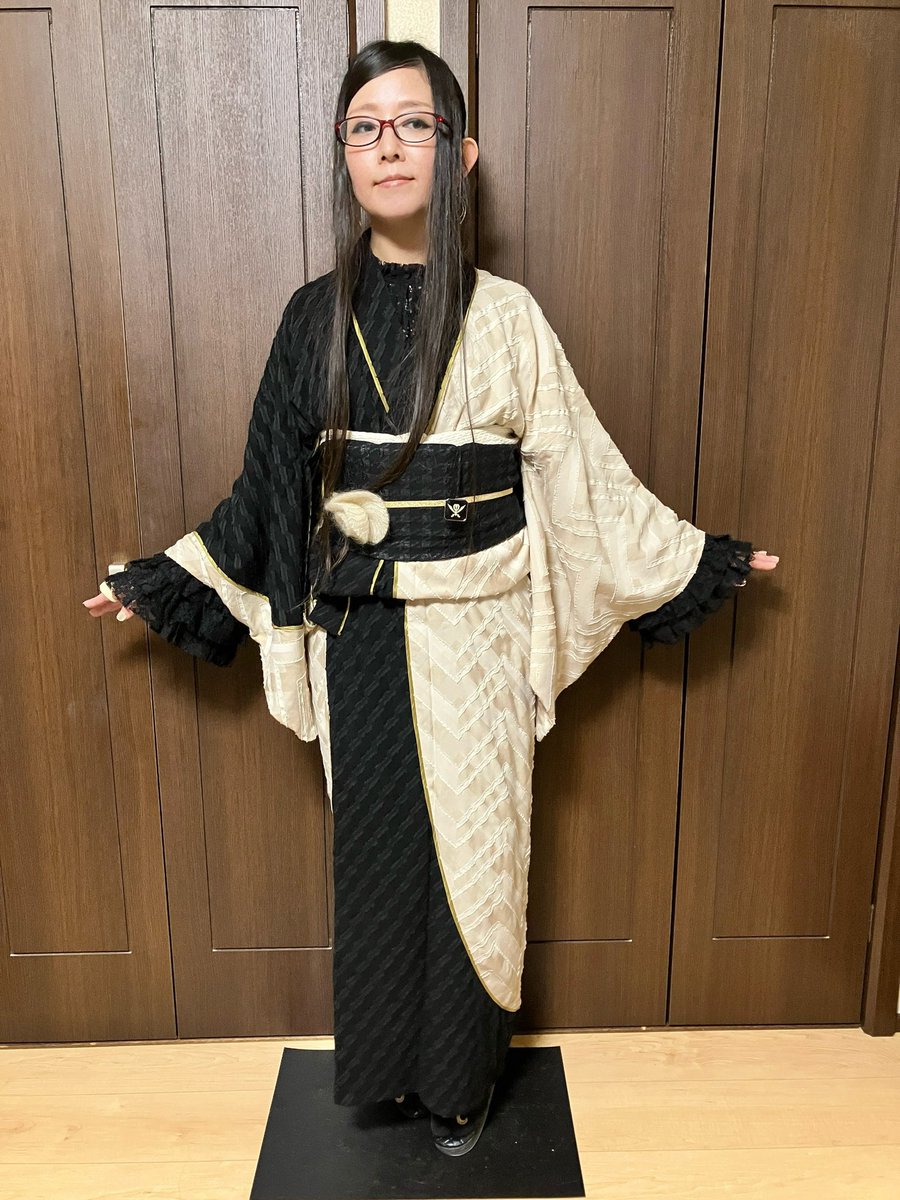 1031_meat_623's tweet photo. これは某展に行った時のコーデ
今回は着たい長着を中心に白黒金で纏めました
推し集団の根付が意図せずコーデと合ってて良かったなと https://t.co/jQmdOC7wfo