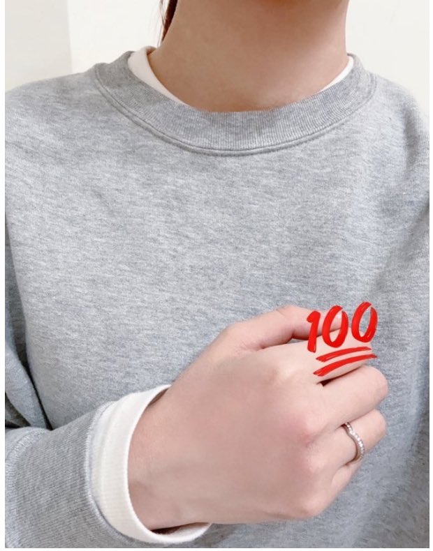 スウェットの下はUNIQLOソフトリブクルーネックTを着ると、いい感じにチラ見せ出来てオススメです☺️♡