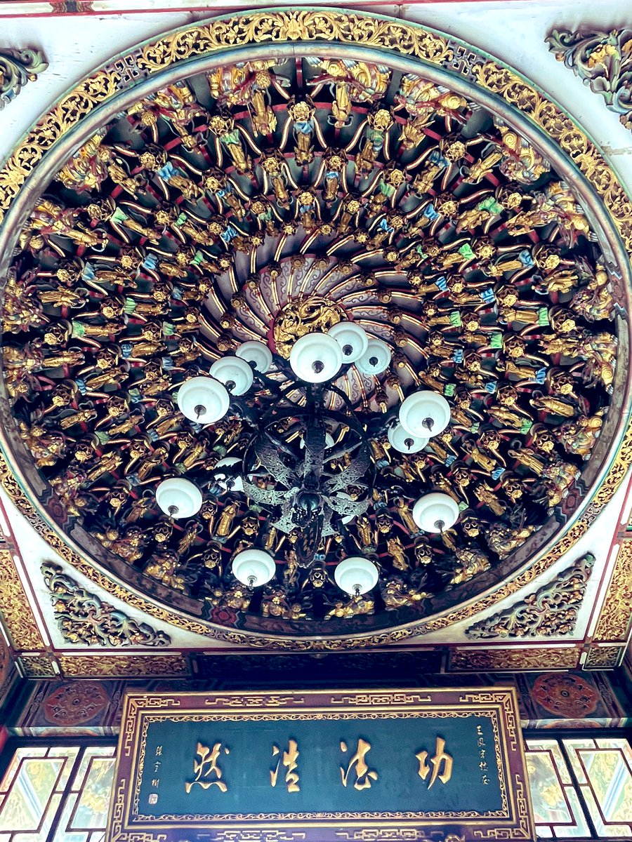 三鳳宮 祀られてるのは哪吒三太子。 姿が子供らしいのでお供えは玩具や