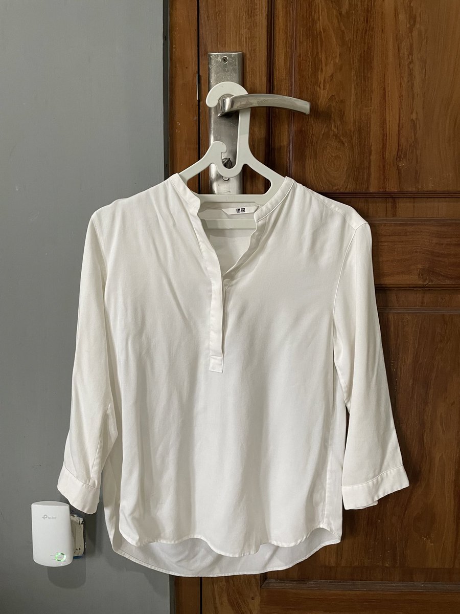 nnembalap's tweet photo. #zonauang #preloved uniqlo wts kemeja kerah dan warna seperti di foto ukuran S minus 20k bisa link shopee/tokped https://t.co/IdL951ng3Z