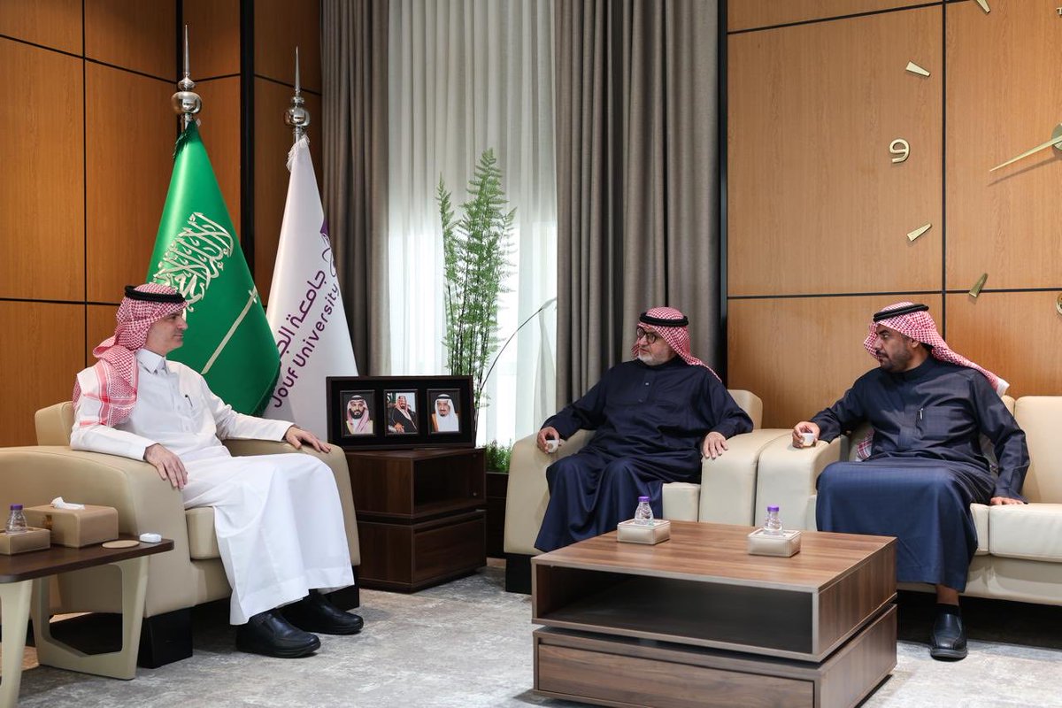 بدعوة كريمة من لدن صاحب السمو الملكي الأمير "فيصل بن نواف" أمير منطقة الجوف التقيت بجامعتها بأخوة أفاضل في محاضرة عن: "كتابات منطقة الجوف"، التي ترك أهل هذه المدينة بصمة قوية في الجدار الحضاري للجزيرة العربية،واسعدني اللقاء بسعادة رئيس الجامعة محمد الشايع،ووكيلها للشئون التعليمية