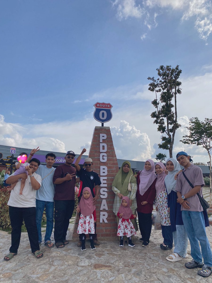 Nazrinafiqq's tweet photo. 🙎🏼‍♂️"Mak dengan ayah pernah pergi kedah ?"
🙍🏼‍♀️ "tak pernah" 

Alhamdulilah, rasa sedih pun ada , akhirnya impian sebelum kahwin jadi kenyataan dapat bawa dieorang ke Kedah, perlis dan penang. seronok tengok dieorang seronok ! InsyaAllah next time kita pergi berjalan lagi ya ! https://t.co/Xkh6qW66Sr