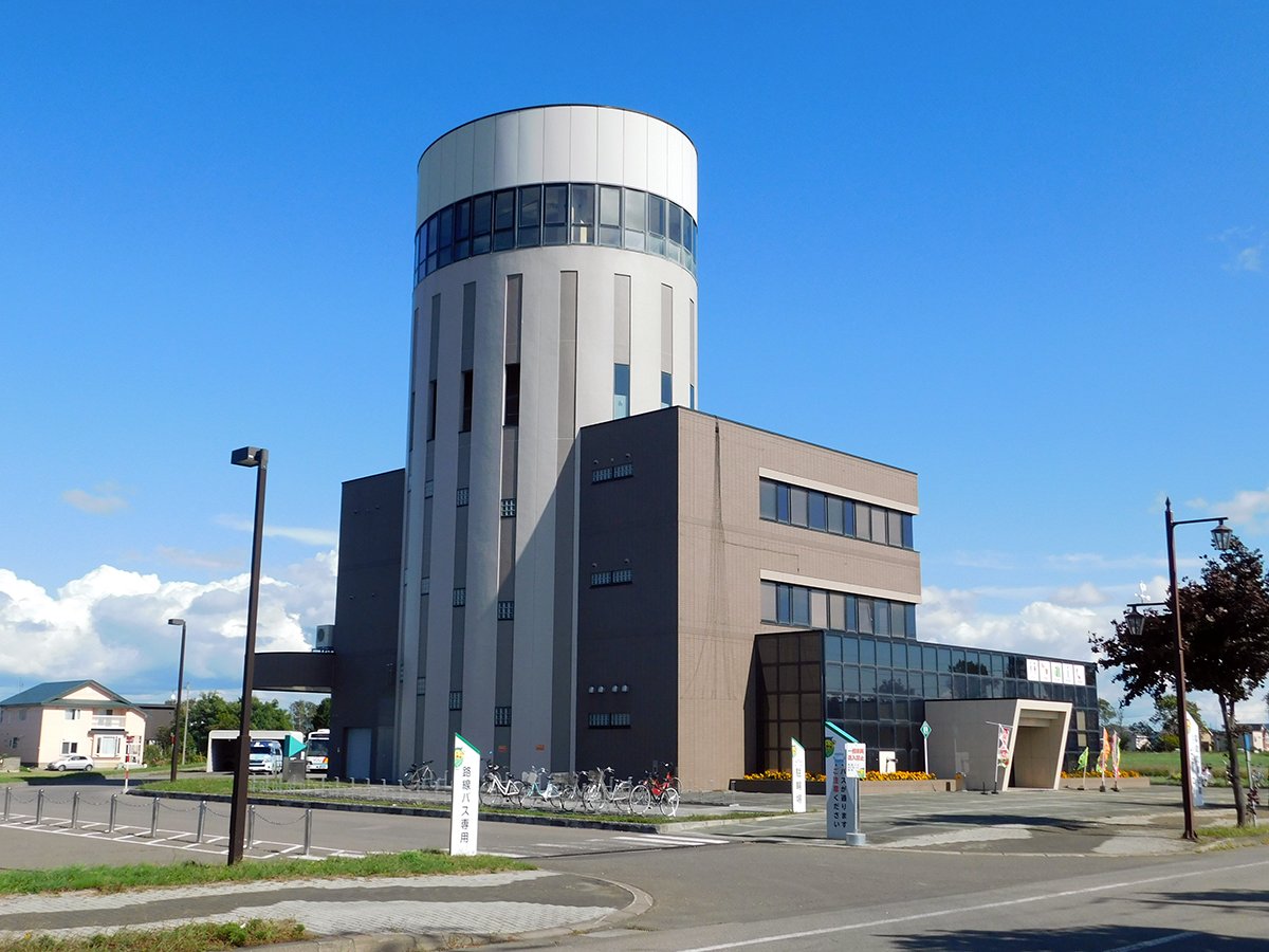 今年新規に登ったタワーは、9月に2泊で札幌へ行った際に足を伸ばした南幌町「ふるさと物産館ビューロー」だけでした。かつての夕張鉄道南幌駅跡地に立地し、バスターミナルを兼ねています。公称高さ26m（全高か展望台床面高かはわからない）。